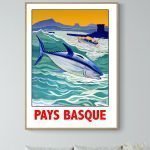 Affiche vintage représentant un requin dans la mer avec le Pays Basque en arrière-plan.