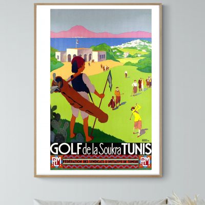 Affiche vintage représentant un golfeur à La Soukra, Tunis, avec paysage coloré et architecture loca.