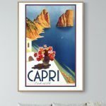 Affiche vintage Capri avec fleurs colorées et vue panoramique de la côte méditerranéenne.