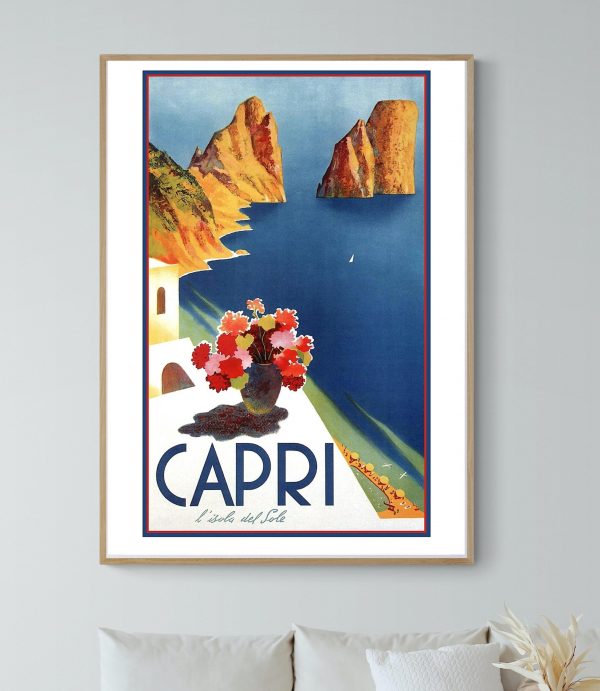 Affiche vintage Capri avec fleurs colorées et vue panoramique de la côte méditerranéenne.