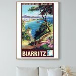 Affiche vintage Biarritz, illustration colorée de la côte basque et de la mer.