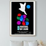 Affiche vintage du 5e Festival International du Jazz à Antibes, avec un design coloré et un pigeon b.