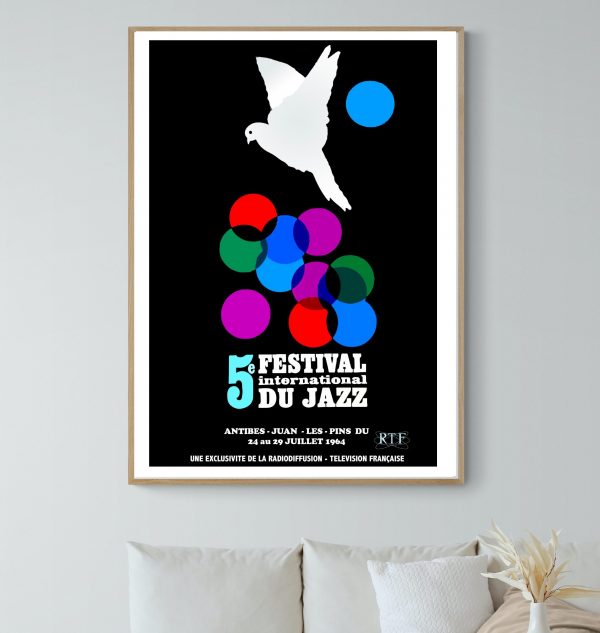 Affiche vintage du 5e Festival International du Jazz à Antibes, avec un design coloré et un pigeon b.