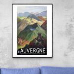 Affiche vintage représentant les paysages emblématiques de l'Auvergne, avec montagnes et châteaux hi.