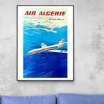 Affiche vintage Air Algérie avec avion et paysage maritime.