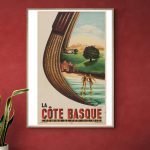 Affiche vintage de la Côte Basque avec plage et paysage côtier.