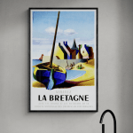 Affiche vintage de Bretagne avec bateau et paysage côtier coloré.