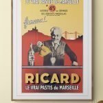 Affiche vintage Ricard, célèbre boisson anisée de Marseille, avec design rétro et couleurs vives.