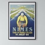 Affiche vintage du Tour de France à Nîmes, datant de 1949, représentant un cycliste sur la route.