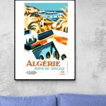 Affiche vintage représentant la côte algérienne ensoleillée avec mer, palmiers et architecture typiq.