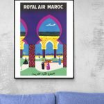 Affiche vintage Royal Air Maroc avec architecture marocaine colorée.