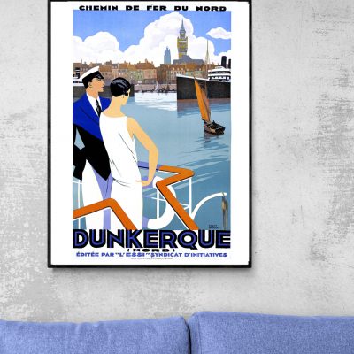 Affiche vintage de Dunkerque avec vue sur la mer, le port et le beffroi emblématique.