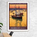 Affiche vintage Morgat, Finistère, avec bateaux au port au coucher du soleil.
