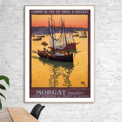 Affiche vintage Morgat, Finistère, avec bateaux au port au coucher du soleil.