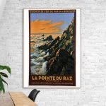 Panneau vintage de la Pointe du Raz en Bretagne, avec paysage rocheux et mer au coucher du soleil.