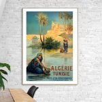 Affiche vintage représentant une scène maritime entre l'Algérie et la Tunisie, avec palmiers et figu.