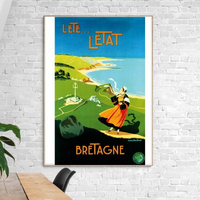 Affiche vintage de la région Bretagne, représentant un paysage côtier avec une femme en costume trad.