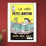Affiche vintage "Le Vélo Petit Breton" avec un enfant sur un vélo, style rétro, couleurs vives, prom.