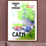 Affiche vintage de course automobile Caen 1952, circuit de vitesse avec voitures anciennes et arbres.