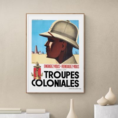 Affiche vintage engageant pour les troupes coloniales, avec un soldat en profil portant un casque.
