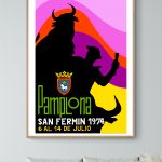 Affiche vintage de Pamplona pour la fête de San Fermin 1974, avec silhouette de taureau et couleurs.
