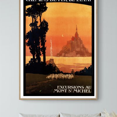 Affiche vintage de Mont Saint Michel avec coucher de soleil et paysage historique.