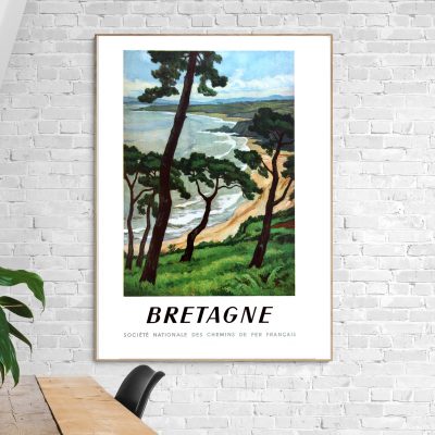 Affiche vintage représentant la Bretagne avec paysage côtier et arbres.