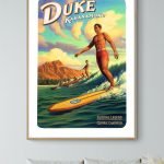 Affiche vintage représentant un surfeur australien sur une planche dans l'océan. Style rétro, ambian.