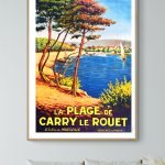 Affiche vintage de la plage de Carry le Rouet, près de Marseille, avec arbres et mer.