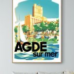 Affiche vintage d'Agde sur Mer avec vue sur la mer et le port. Parfaite décoration murale pour amate.