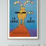 Affiche vintage de la Corse à Corte, exposée au musée, avec un dessin coloré d'un animal fantastique.