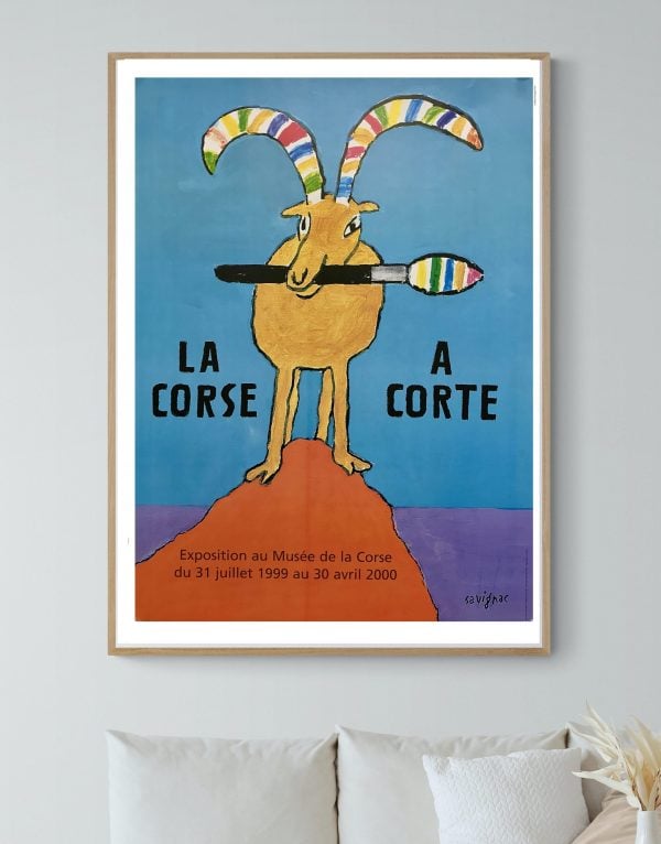 Affiche vintage de la Corse à Corte, exposée au musée, avec un dessin coloré d'un animal fantastique.