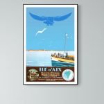 Affiche vintage Orangina avec un oiseau en vol au-dessus de la mer.