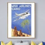 Avion vintage affiché avec palmier et paysage désertique.
