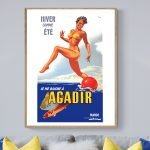 Affiche vintage de style rétro avec une femme en maillot de bain, évoquant l'été et la plage au Maro.