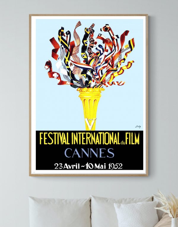 Affiche vintage du Festival International du Film de Cannes 1952, avec design coloré et festif.