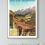 Affiche vintage du Mont-Blanc, avec montagnes enneigées et train sur un pont, évoquant le voyage et.