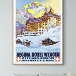 Affiche vintage de l'hôtel Regina Wengen dans les Alpes suisses enneigées, avec montagnes et village.