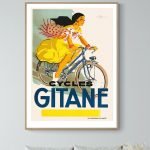 Affiche vintage représentant une femme à vélo dans le style Basque, idéale pour décoration rétro et.