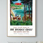 Affiche vintage de la côte basque avec paysages, sports nautiques et nature.