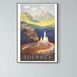 Affiche vintage représentant Lourdes avec montagnes et sanctuaire emblématique.