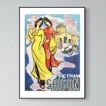 Affiche vintage de Saigon, Vietnam, avec deux femmes en robes colorées et scène urbaine.