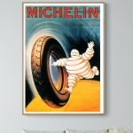 Affiche Michelin vintage avec Bibendum et pneu.