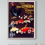 Affiche vintage Citroën avec voitures classiques et poule géante, style rétro, décoration automobile.