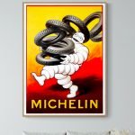 Panneau publicitaire vintage Michelin avec pneus et Bibendum, style rétro et nostalgique.