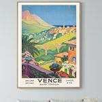 Affiche vintage représentant un paysage de Vence, France, avec montagnes, village et végétation luxu.