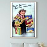 Affiche vintage avec une femme souriante tenant des boîtes de produits pour enfants, évoquant le sho.