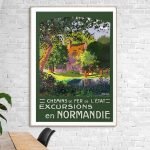 Affiche vintage de Normandie avec paysage verdoyant et rivière.