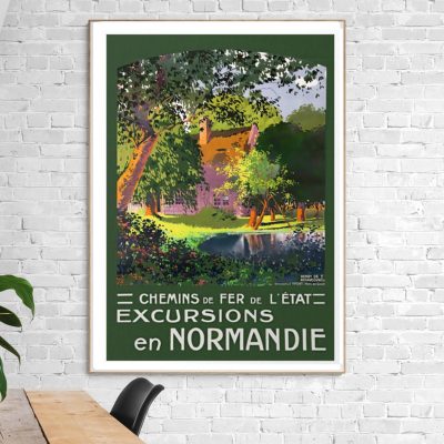 Affiche vintage de Normandie avec paysage verdoyant et rivière.