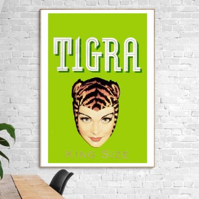 Affiche vintage Tigra avec design de femme et motif tigre, style rétro et couleurs vives. Parfait po.